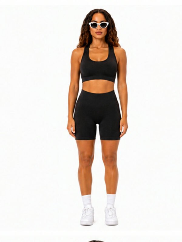 Conjunto deportivo seamless moldeador push up Negro con detalles lineares